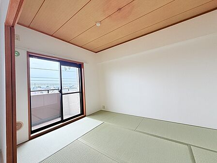 大きな開口部から明るい光が差し込む、日中の室内の明るさがこの部屋の魅力です。