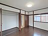 子供部屋：【洋室／約6帖】 衣類の整理整頓に嬉しいクローゼット付きのお部屋。 お子様のお部屋としても便利です。