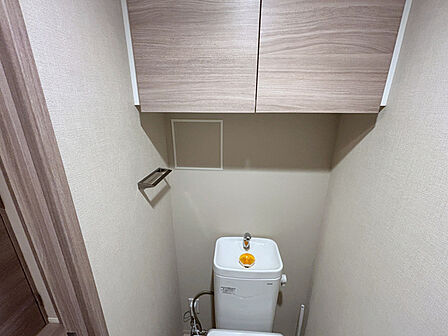 トイレには吊戸棚収納が配備され、不便のない空間となっております。