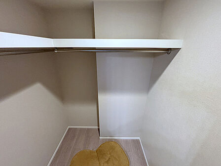 ウォークインクローゼット2ヵ所あり! 衣服はもちろん、大きなお荷物もたくさん収納できる便利空間です。