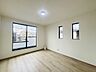 子供部屋：大きな開口部から明るい光が差し込む、日中の室内の明るさがこの部屋の魅力です。 