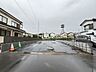 外観：周囲に建物がゆったりと並ぶ落ち着いた住環境が広がり日々の暮らしを穏やかに包み込む区画です 