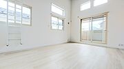家族や友人、両親、親戚とこれから沢山の時間を紡ぐのだろう。そこを彩るのは窓から見える青い空、心地よい緑。そんなイメージが膨らむリビングスペース。 