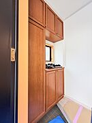 明るく開放的な玄関、靴の脱ぎ履きもしやすく、収納も豊富でご家族皆様の靴をスッキリ収納できます。 