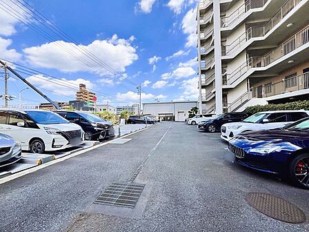 広々とした空が広がり、整然と区画されたゆとりある敷地内駐車場です 