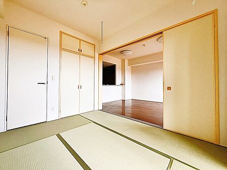 和室があるとやはりどこか心落ち着いてしまいます。客間としてもちょうど良い6帖。