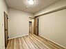 室内：衣類の整理整頓に嬉しいクローゼット付きのお部屋。お子様のお部屋としても便利です。 