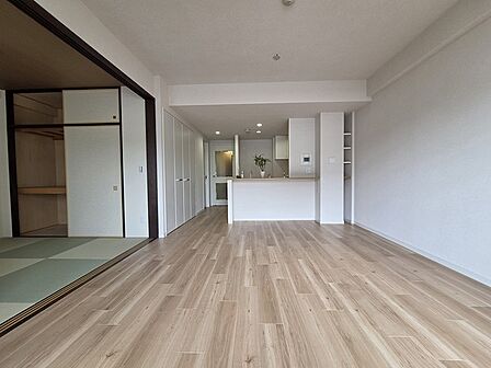 夕食の時間。家族、友人、両親、親戚との会話がより料理を美味しくしてくれる。あっという間に時間が過ぎてしまう居心地の良さは、普段はほっとする空間としてここにあります。