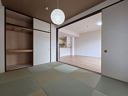扉を開放するとLDKと洋室を一体利用できる空間!扉を閉めると独立した空間としても活用できます。
