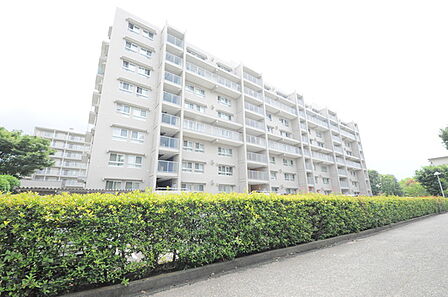 駅まで5分の立地で通勤や通学に便利です。