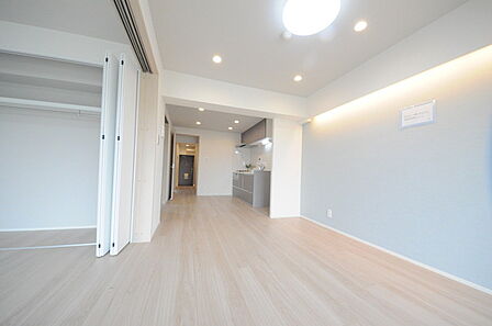 大きな開口部から明るい光が差し込むリビング。日中の室内の明るさがこの部屋の魅力です。 
