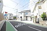 外観：6.7m幅員の道路に面しておりお車の運転が苦手な方でも安心して出入りいただけます。 