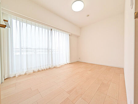 大きな開口部から明るい光が差し込む、日中の室内の明るさがこの部屋の魅力です。