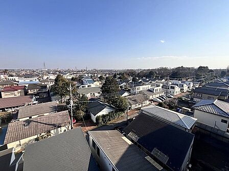 窓から眺めるジョンソンタウンの風景は一日の疲れを癒すヒーリングを奏でる、心地の良い時間を演出してくれます。室内も重要ですが、周りの環境もマイホーム選びの大事なポイント