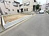 外観：戸建てが立ち並ぶ静かな住宅街。四季折々の移り変わりを感じながら自然と楽しみ、暮らす、そんな毎日を日々の中で感じられる住環境 