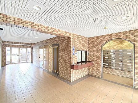 管理人さんが見守る、綺麗なエントランスホール。