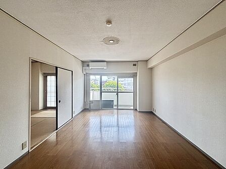 家族や友人、両親、親戚とこれから沢山の時間を紡ぐのだろう。そこを彩るのは窓から見える青い空、心地よい緑。そんなイメージが膨らむリビングスペース。