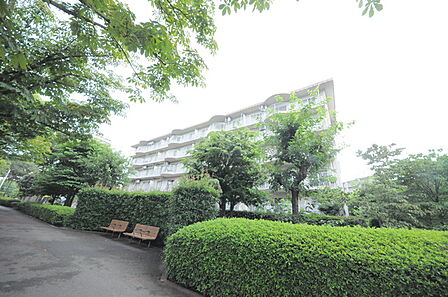 広めのバルコニーは風通しも良くお洗濯物もしっかりと干すことができます!
