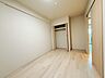 子供部屋：衣類の整理整頓に嬉しいクローゼット付きのお部屋。お子様のお部屋としても便利です。  