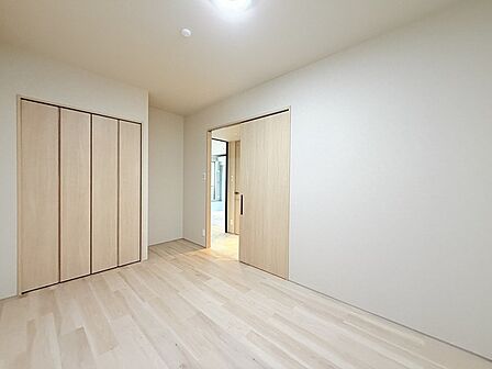今からここを誰のお部屋にしようか、そんな洋室。大きさは6.1帖です。