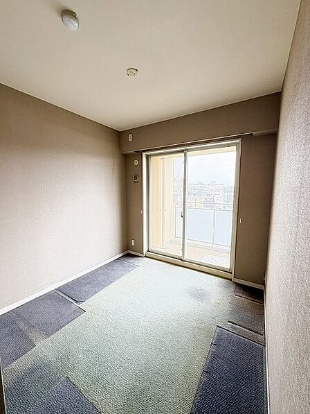 大きな開口部から明るい光が差し込む、日中の室内の明るさがこの部屋の魅力です。 リフォーム前写真です。 