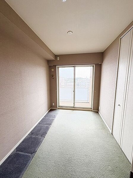 衣類の整理整頓に嬉しいクローゼット付きのお部屋。お子様のお部屋としても便利です。 リフォーム前写真です。 