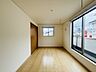 子供部屋：衣類の整理整頓に嬉しいクローゼット付きのお部屋。お子様のお部屋としても便利です。 