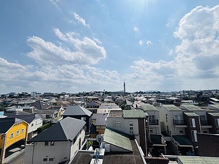 窓から眺める風景は一日の疲れを癒すヒーリングを奏でる、心地の良い時間を演出してくれます。室内も重要ですが、周りの環境もマイホーム選びの大事なポイント