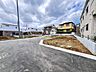 周辺：現地を含む周辺の様子 空が広く開放感のある区画。周辺環境も落ち着いており、ゆとりある住まいづくりを叶えられそうです （30m）