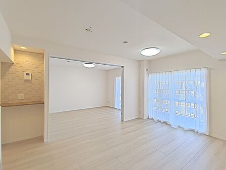 【LDK/約12.7帖】家族や友人、両親、親戚とこれから沢山の時間を紡ぐのだろう。そこを彩るのは窓から見える青い空、心地よい緑。そんなイメージが膨らむリビングスペース。