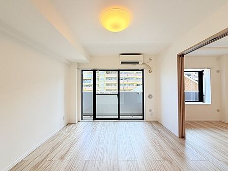 家族や友人、両親、親戚とこれから沢山の時間を紡ぐのだろう。そこを彩るのは窓から見える青い空、心地よい緑。そんなイメージが膨らむリビングスペース。
