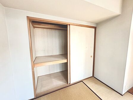 広々収納で、仕事着、普段着をまとめて収納できます。