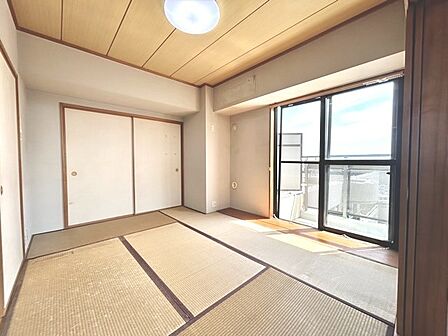 大きな開口部から明るい光が差し込む、日中の室内の明るさがこの部屋の魅力です。