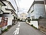 外観：前面南道路の幅員は約5m道路です
