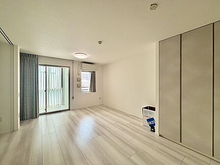 家族や友人、両親、親戚とこれから沢山の時間を紡ぐのだろう。そこを彩るのは窓から見える青い空、心地よい緑。そんなイメージが膨らむリビングスペース。 