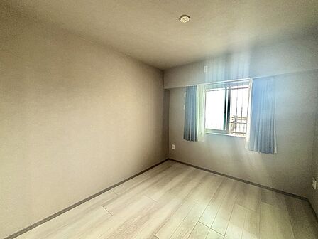 今からここを誰のお部屋にしようか、そんな洋室。大きさは6帖です。 