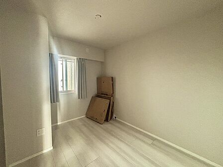 今からここを誰のお部屋にしようか、そんな洋室。大きさは5帖です。 