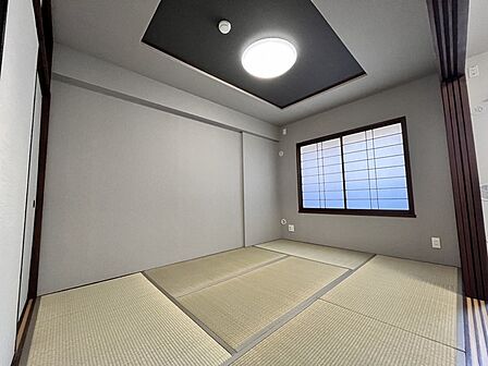 大きな開口部から明るい光が差し込む、日中の室内の明るさがこの部屋の魅力です。