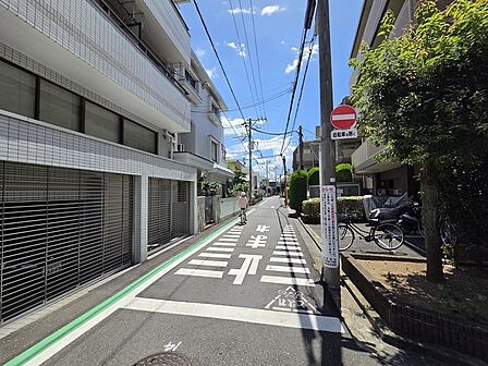 戸建てが立ち並ぶ静かな住宅街。四季折々の移り変わりを感じながら自然と楽しみ、暮らす、そんな毎日を日々の中で感じられる住環境