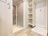 その他：洗濯機置き場の上部には可動棚収納を備え付けました。足元に設置された防水パンは、洗濯機運転中の振動・騒音を抑えてくれます。
