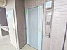 玄関：管理人さんによって清潔に清掃された共用スペース。