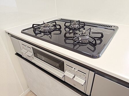 新品のビルトイン型コンロ＆グリル。3口あれば、大きなフライパンを使いながら横でお湯を沸かせます！