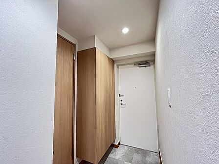 明るく開放的な玄関、靴の脱ぎ履きもしやすく、収納も豊富でご家族皆様の靴をスッキリ収納できます。