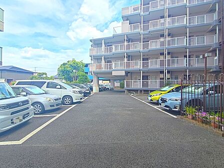 マンションの敷地内に平面駐車場あり！