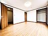 寝室：ゆとりの7.5帖ある寝室、陽光が入りやすく朝の目覚めも気持ち良く起こしてくれます。 