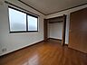 洋室：大容量クローゼット付き！家族の成長と共に増える荷物もスッキリ収納。 