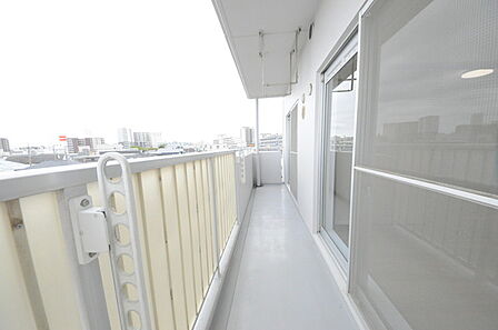 広めのバルコニーは風通しも良くお洗濯物もしっかりと干すことができます!