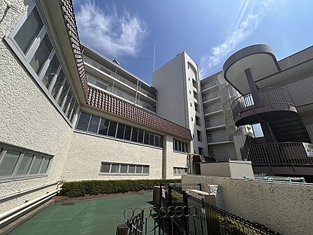 オーナー様が住んでいるので予約制で内覧可能です。