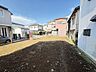 外観：戸建てが立ち並ぶ静かな住宅街。四季折々の移り変わりを感じながら自然と楽しみ、暮らす、そんな毎日を日々の中で感じられる住環境 