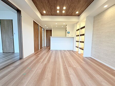 家族の集うリビングには色々な方向から光が差し込む設計に。家族のコミュニケーションが弾むスポットだから明るい雰囲気であってほしい。 